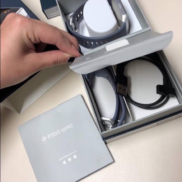 Fitbit Iconic - Picture 1 of 3